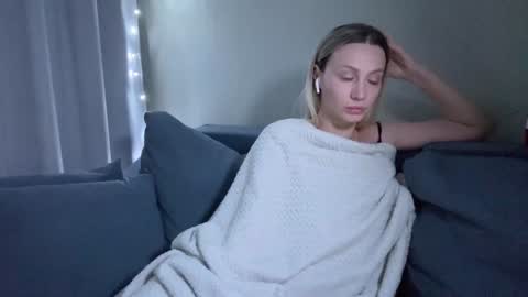 Snapshot of alicewonders_ chatting on December 13, 10:23 pm Alice online show from December 13, 10:23 pm
