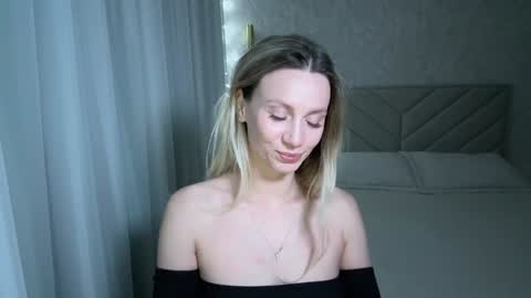 Snapshot of alicewonders_ chatting on December 19, 7:51 pm Alice online show from December 19, 7:51 pm