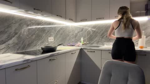 Snapshot of alicewonders_ chatting on January 10, 7:43 pm Alice online show from January 10, 7:43 pm