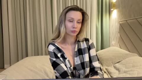Snapshot of alicewonders_ chatting on January 18, 10:39 pm Alice online show from January 18, 10:39 pm