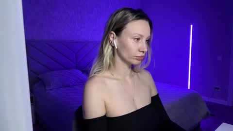 Snapshot of alicewonders_ chatting on February 13, 11:37 pm Alice online show from February 13, 11:37 pm