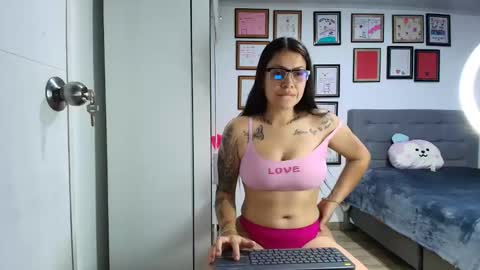 alicia_rainbow online show from April 22, 3:31 am