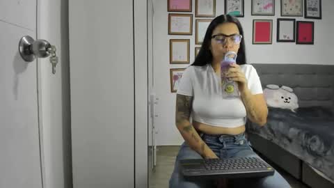 Snapshot of alicia_rainbow chatting on May 27, 3:58 am alicia_rainbow online show from May 27, 3:58 am