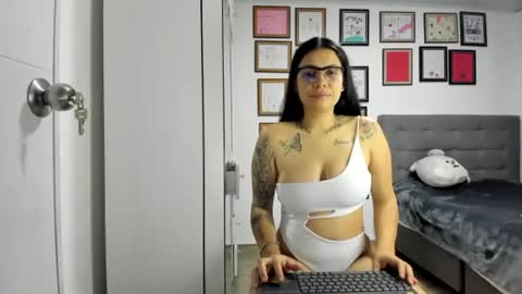 Snapshot of alicia_rainbow chatting on June 2, 4:25 am alicia_rainbow online show from June 2, 4:25 am