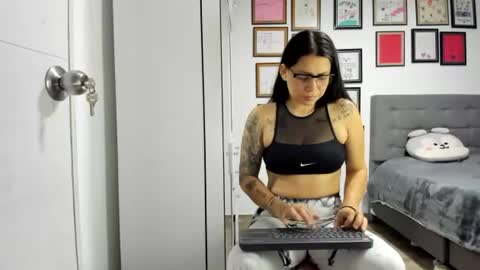 Snapshot of alicia_rainbow chatting on July 1, 4:03 am alicia_rainbow online show from July 1, 4:03 am