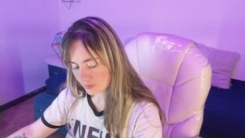 Snapshot of alicia_thompsonn chatting on July 15, 1:05 pm Alice online show from July 15, 1:05 pm