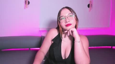 Snapshot of aliciawhite_nt chatting on March 1, 12:23 am Alicia online show from March 1, 12:23 am