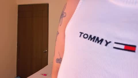 Snapshot of aliice_69 chatting on December 16, 3:19 am aliice_69 online show from December 16, 3:19 am