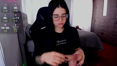 aliice_walker_ online show from December 3, 4:27 pm