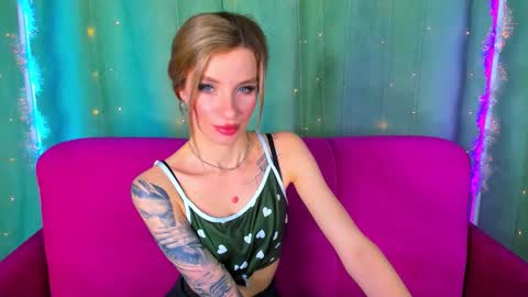 Snapshot of alina_lovelyx chatting on January 19, 1:42 am Alina online show from January 19, 1:42 am