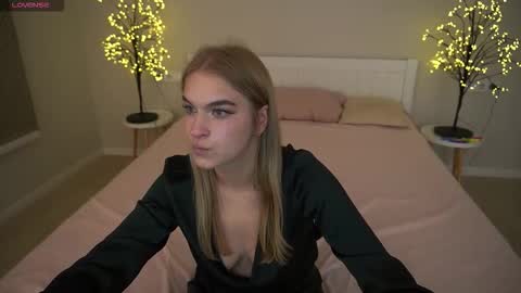 Snapshot of alinalemon chatting on November 16, 8:25 pm Alina online show from November 16, 8:25 pm