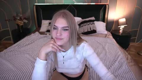 Snapshot of alinalemon chatting on December 3, 8:40 pm Alina online show from December 3, 8:40 pm