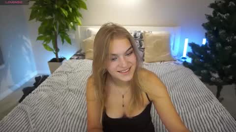 Snapshot of alinalemon chatting on December 14, 8:13 pm Alina online show from December 14, 8:13 pm