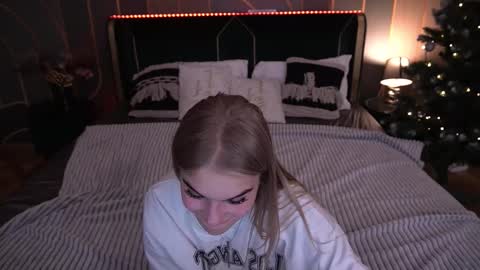 Snapshot of alinalemon chatting on January 12, 3:01 am Alina online show from January 12, 3:01 am