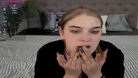 Snapshot of alinalemon chatting on March 20, 7:24 am Alina online show from March 20, 7:24 am