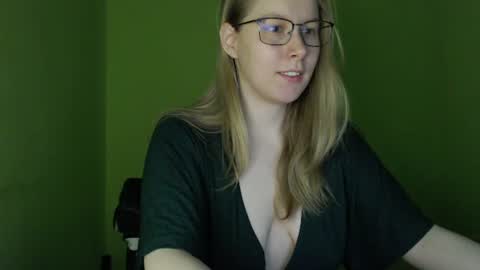 Snapshot of alinasei chatting on June 23, 6:11 am alinasei online show from June 23, 6:11 am