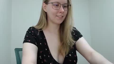 Snapshot of alinasei chatting on July 18, 12:31 pm alinasei online show from July 18, 12:31 pm