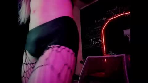 Snapshot of alishaa_nixx chatting on September 15, 3:50 am alishaa_nixx online show from September 15, 3:50 am