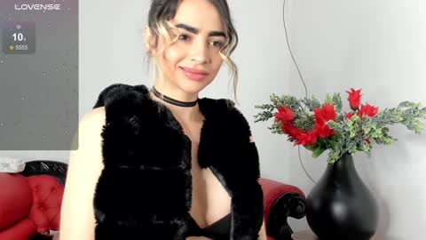 Alisson Domit  online show from December 7, 12:35 pm