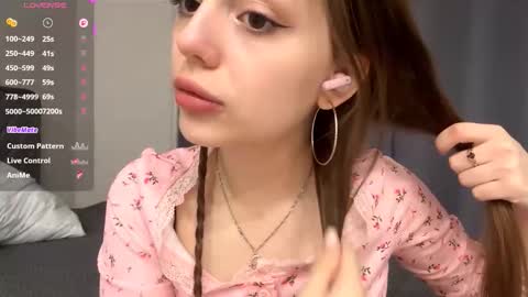 Snapshot of alizavigneau chatting on March 13, 7:42 pm Alice online show from March 13, 7:42 pm