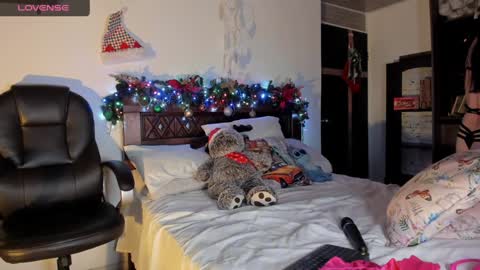 Snapshot of alizmarias chatting on December 23, 12:14 am Andrea..... online show from December 23, 12:14 am