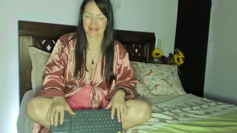 Snapshot of alizmarias chatting on February 7, 12:42 am Andrea..... online show from February 7, 12:42 am