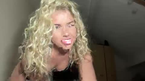 Snapshot of allanarey151 chatting on December 14, 6:12 pm Allana online show from December 14, 6:12 pm