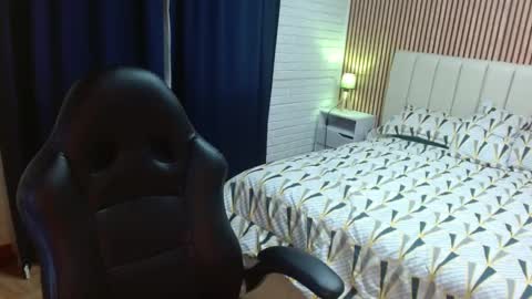 Snapshot of allegra_ferragamo chatting on February 9, 11:25 pm Ale online show from February 9, 11:25 pm