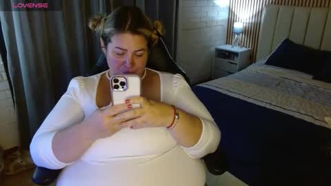 Snapshot of allegra_ferragamo chatting on December 5, 8:05 pm Ale online show from December 5, 8:05 pm