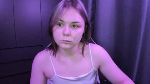 Snapshot of alli_zi chatting on December 4, 5:21 pm Blair online show from December 4, 5:21 pm