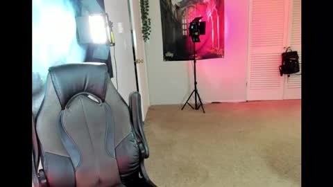 Snapshot of allisonmorganxx chatting on December 20, 3:25 am Allison Morgan online show from December 20, 3:25 am