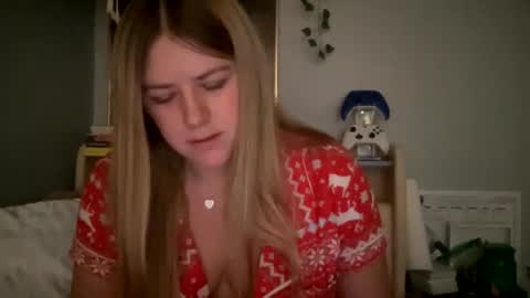 Snapshot of allyanalangel chatting on December 17, 1:49 pm allyanalangel online show from December 17, 1:49 pm