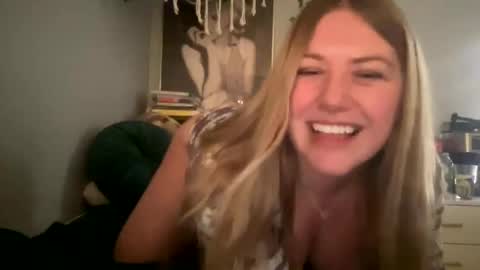 Snapshot of allyanalangel chatting on January 8, 4:55 am allyanalangel online show from January 8, 4:55 am