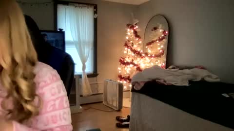 Snapshot of allyanalangel chatting on January 13, 8:04 pm allyanalangel online show from January 13, 8:04 pm