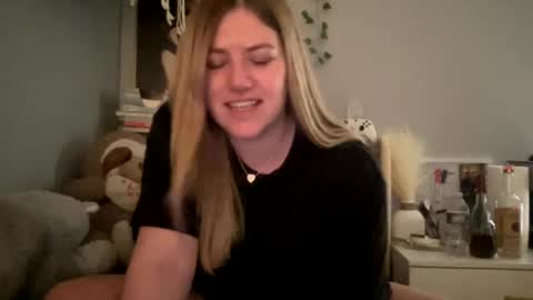 Snapshot of allyanalangel chatting on January 16, 7:07 am allyanalangel online show from January 16, 7:07 am