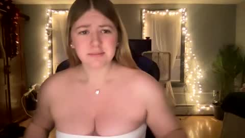 Snapshot of allyanalangel chatting on February 13, 10:43 pm allyanalangel online show from February 13, 10:43 pm