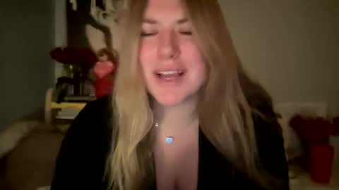 Snapshot of allyanalangel chatting on February 18, 2:05 am allyanalangel online show from February 18, 2:05 am