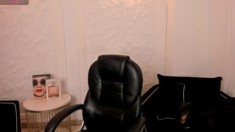Snapshot of allyjensen chatting on July 17, 10:22 am Alisson online show from July 17, 10:22 am
