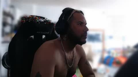 Snapshot of aloha_king chatting on August 1, 11:14 pm simplyfaded online show from August 1, 11:14 pm
