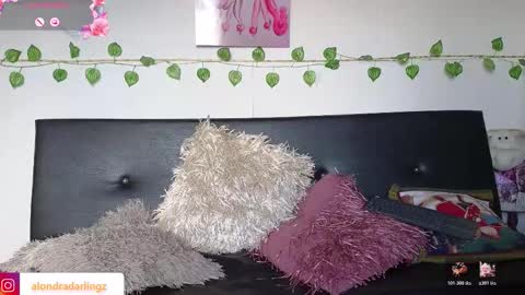 Snapshot of alondra_darling chatting on December 13, 9:09 pm Alondra Darling online show from December 13, 9:09 pm