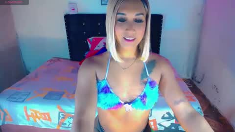 Snapshot of alondragill_ chatting on April 25, 1:19 am alondragill_ online show from April 25, 1:19 am
