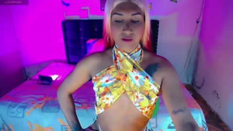 alondragill_ online show from July 22, 4:15 am