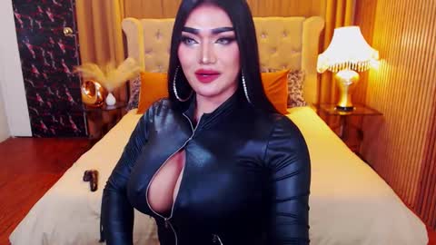 Snapshot of alurajhenson chatting on November 11, 1:49 am Alura Jhenson online show from November 11, 1:49 am