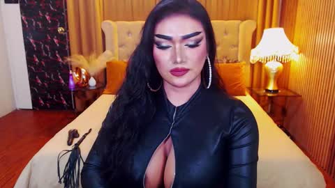 Snapshot of alurajhenson chatting on November 16, 1:22 am Alura Jhenson online show from November 16, 1:22 am