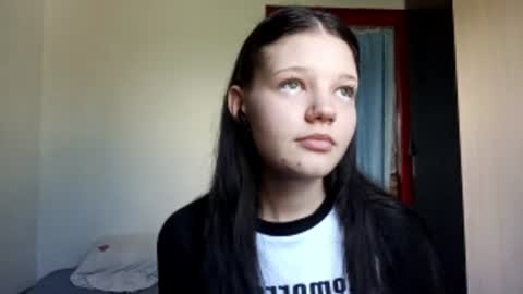 Snapshot of alverabejaran chatting on July 30, 8:24 am Emma online show from July 30, 8:24 am