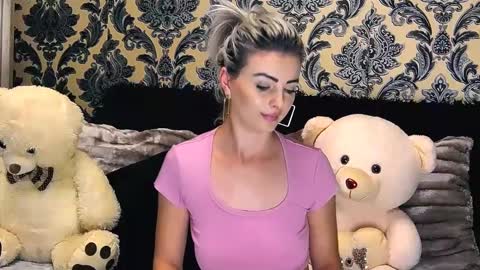 Snapshot of alyblonde chatting on December 19, 3:41 pm aly online show from December 19, 3:41 pm