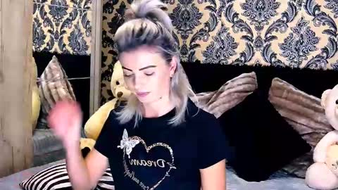 Snapshot of alyblonde chatting on December 20, 10:05 am aly online show from December 20, 10:05 am