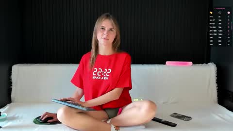 Snapshot of alyona_24 chatting on September 27, 1:05 pm Alena online show from September 27, 1:05 pm