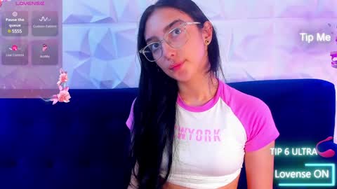 Snapshot of alys_molly chatting on December 13, 11:02 am sopie online show from December 13, 11:02 am