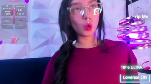 Snapshot of alys_molly chatting on December 19, 2:13 pm sopie online show from December 19, 2:13 pm